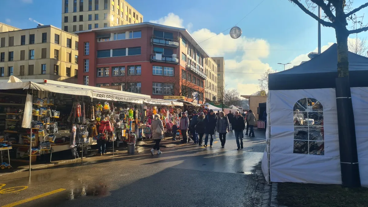 Man sieht den Uster Märt, die Sonne scheint.